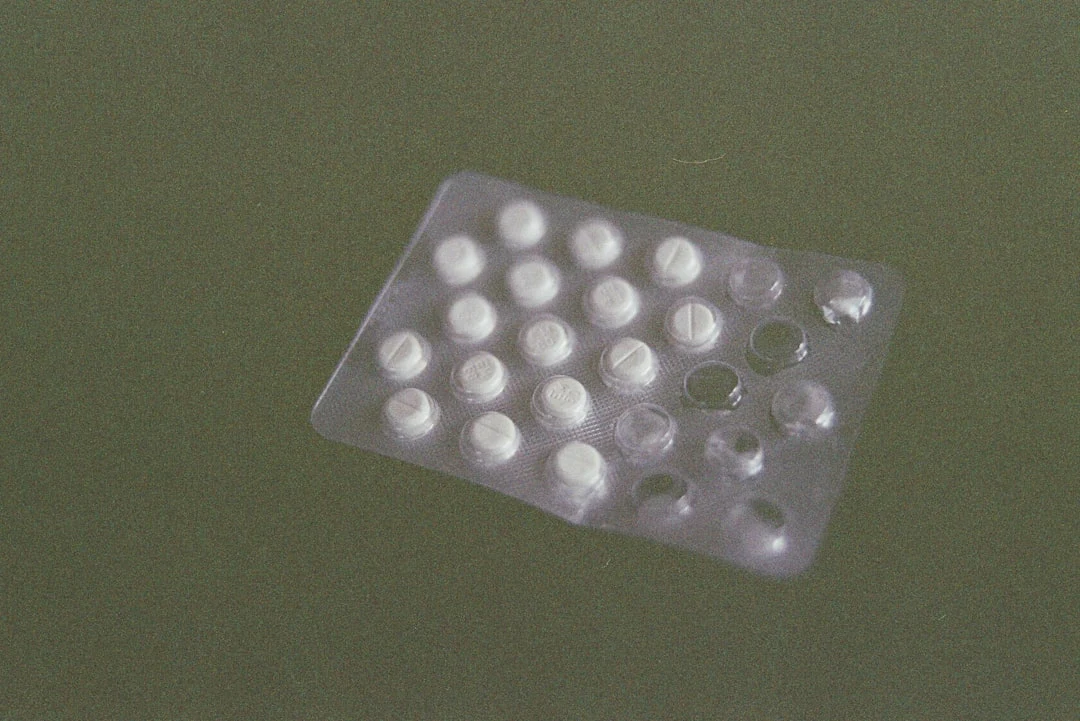 緑の背景に置かれた錠剤のシート