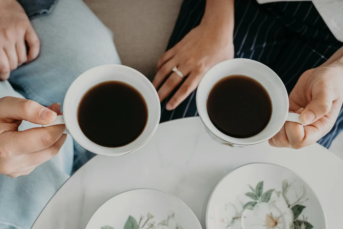 テーブルで向き合って話している手元