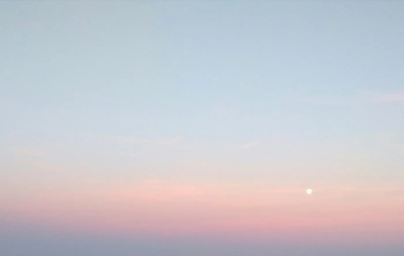 淡い色の夕方の空