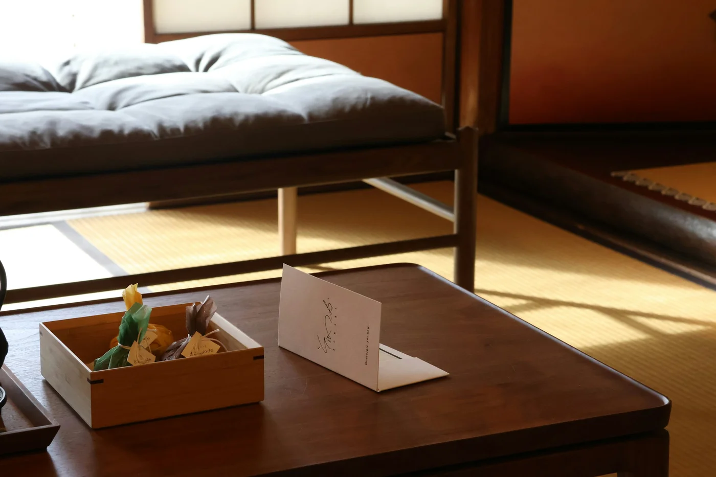 畳の部屋に敷かれた寝具と、朝の光