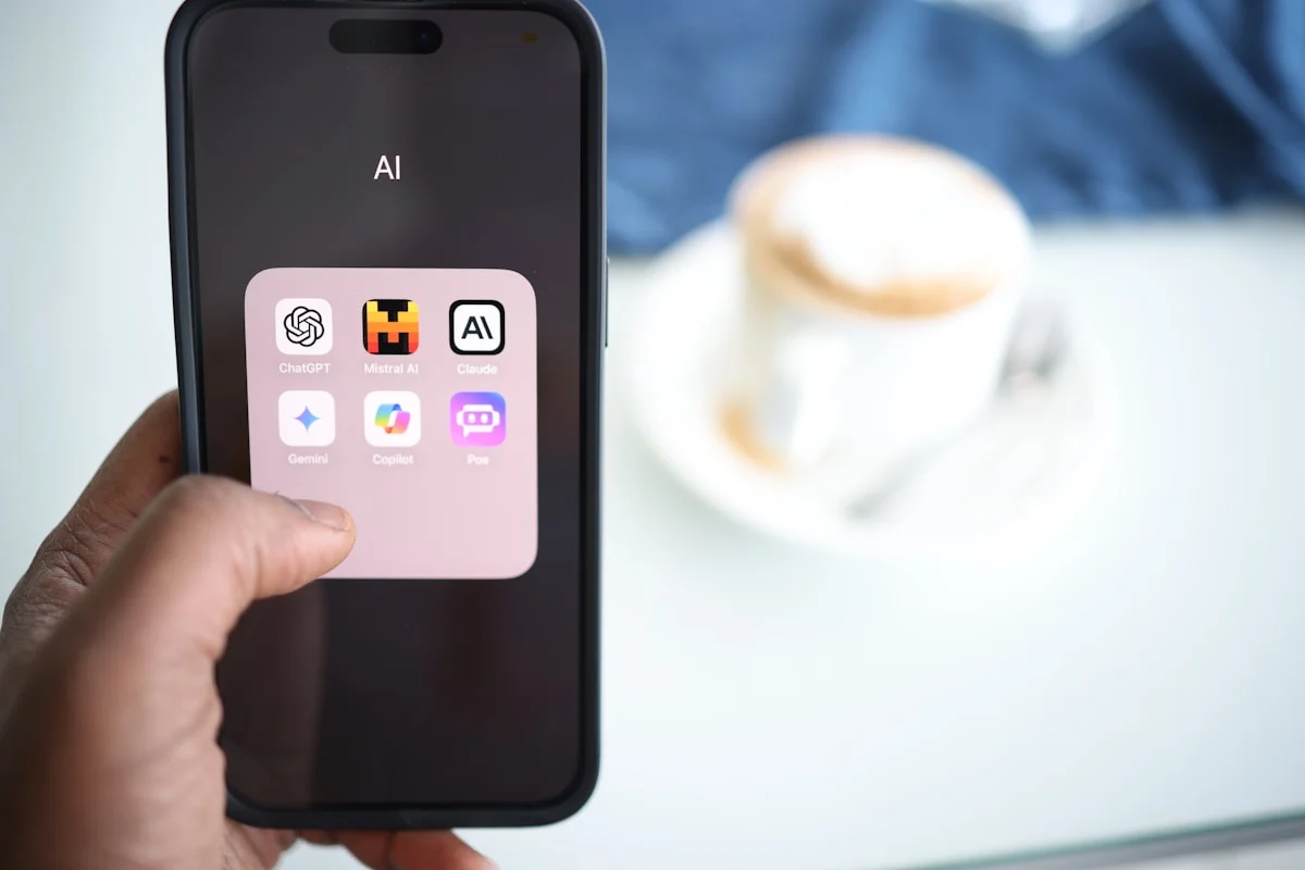 スマートフォンで119番に電話しているイメージ