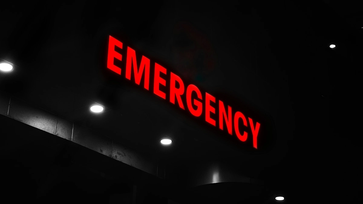 夜間の救急外来入口を示すEMERGENCYサイン