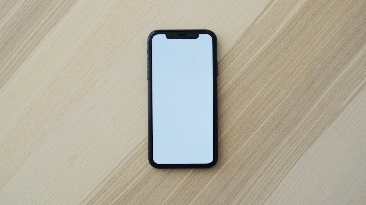 テーブルに置かれたスマートフォン