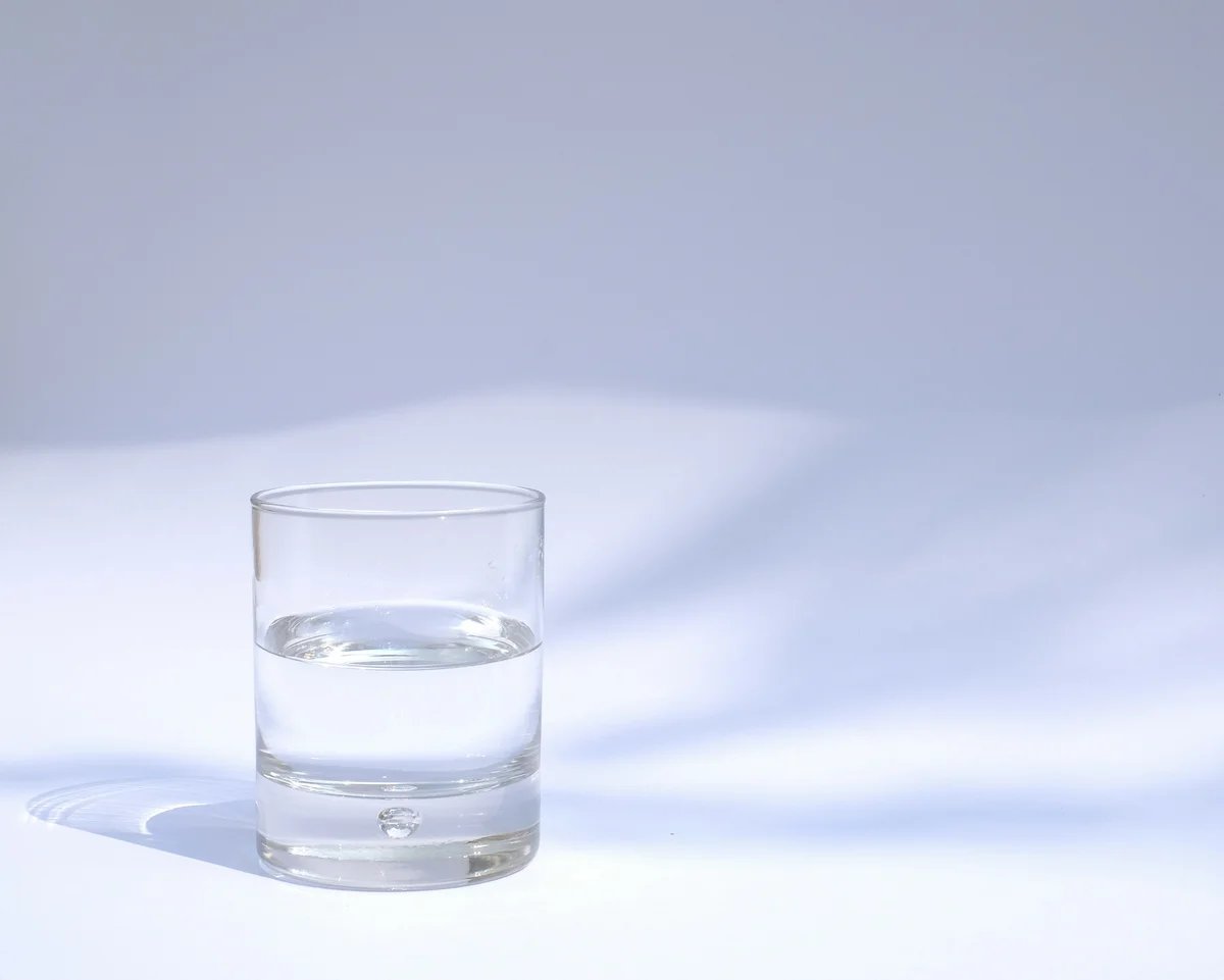 就寝前の水分補給イメージ：テーブルに置かれたグラスの水