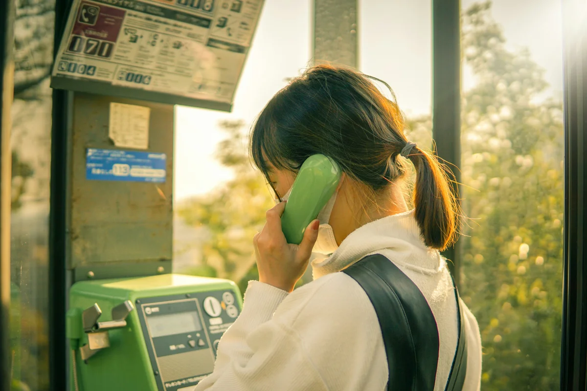 朝の電話で親の様子を確認する子どものイメージ