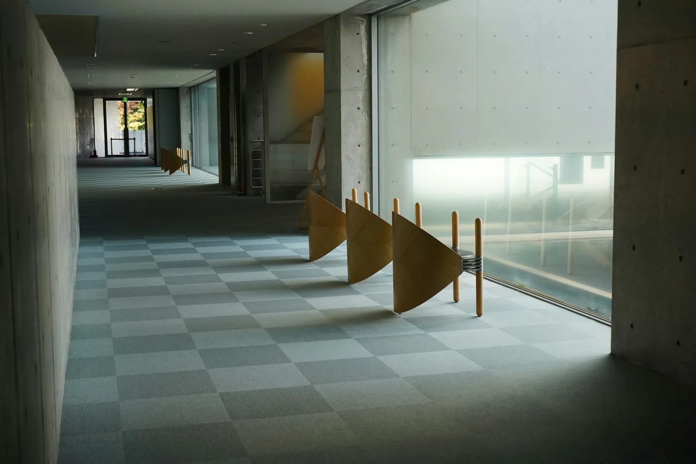 静かな建物の中に続く、落ち着いた廊下