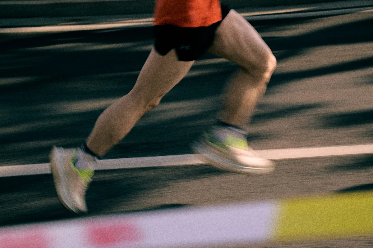 トラックを走る人の脚もと