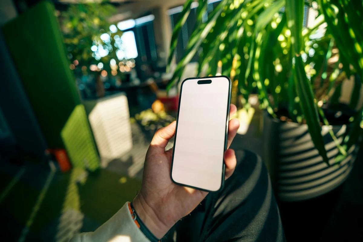 スマートフォンを手に取る手もと