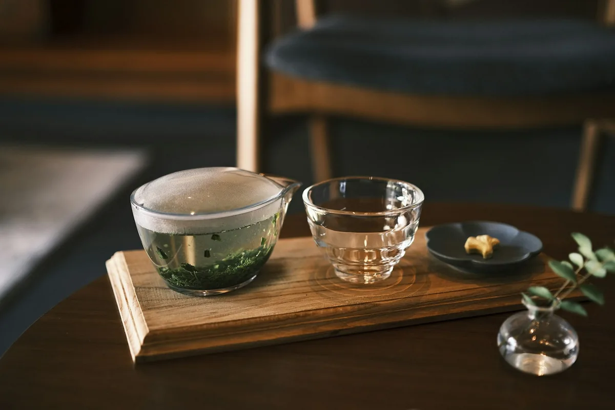 ガラスの茶器と湯呑み