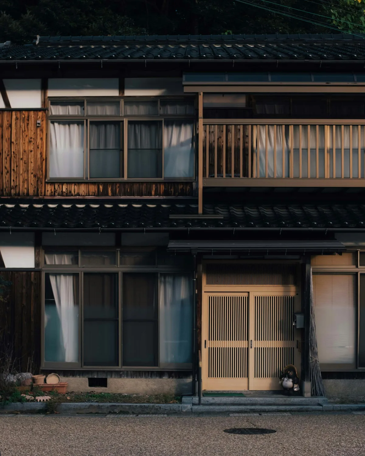 日本家屋の玄関と軒。格子戸の上に深い庇がかかっている