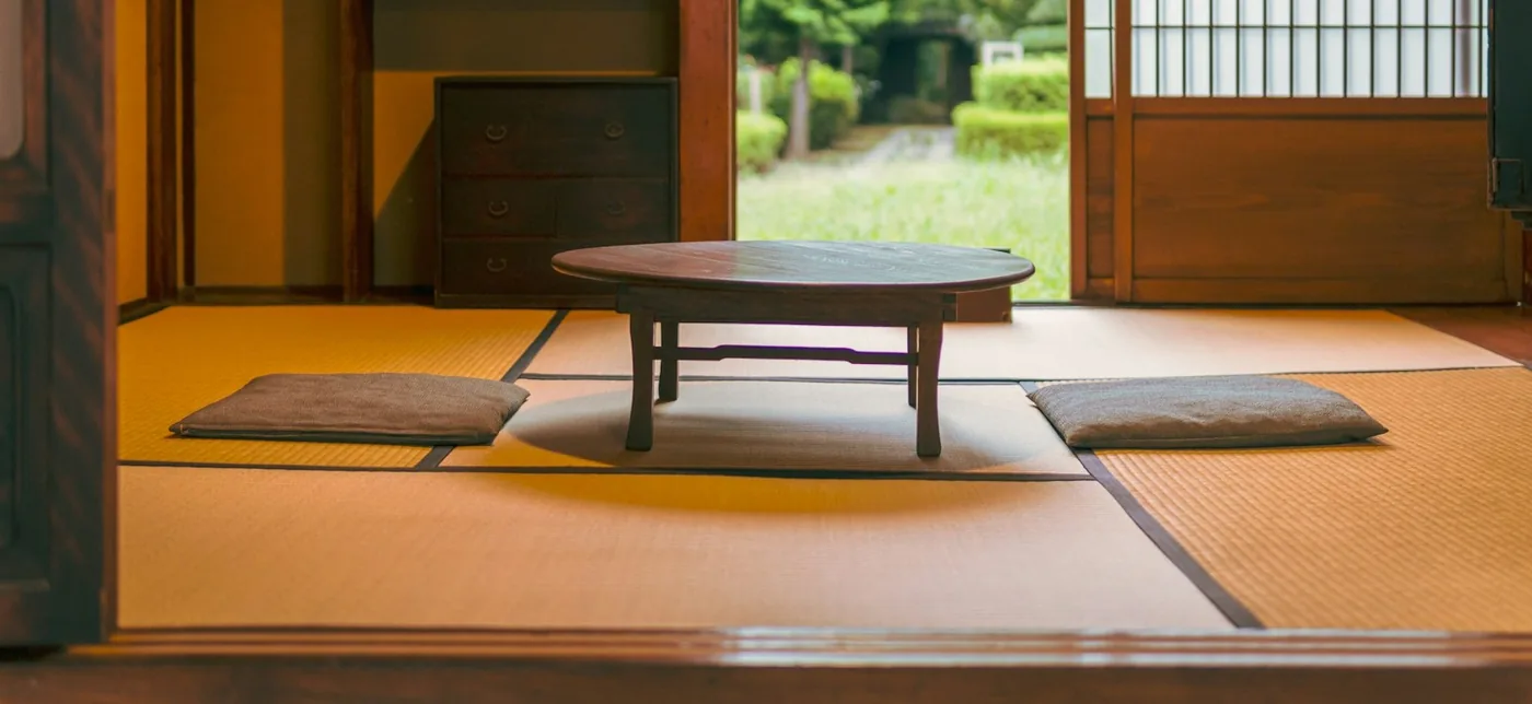 畳の居間と座卓