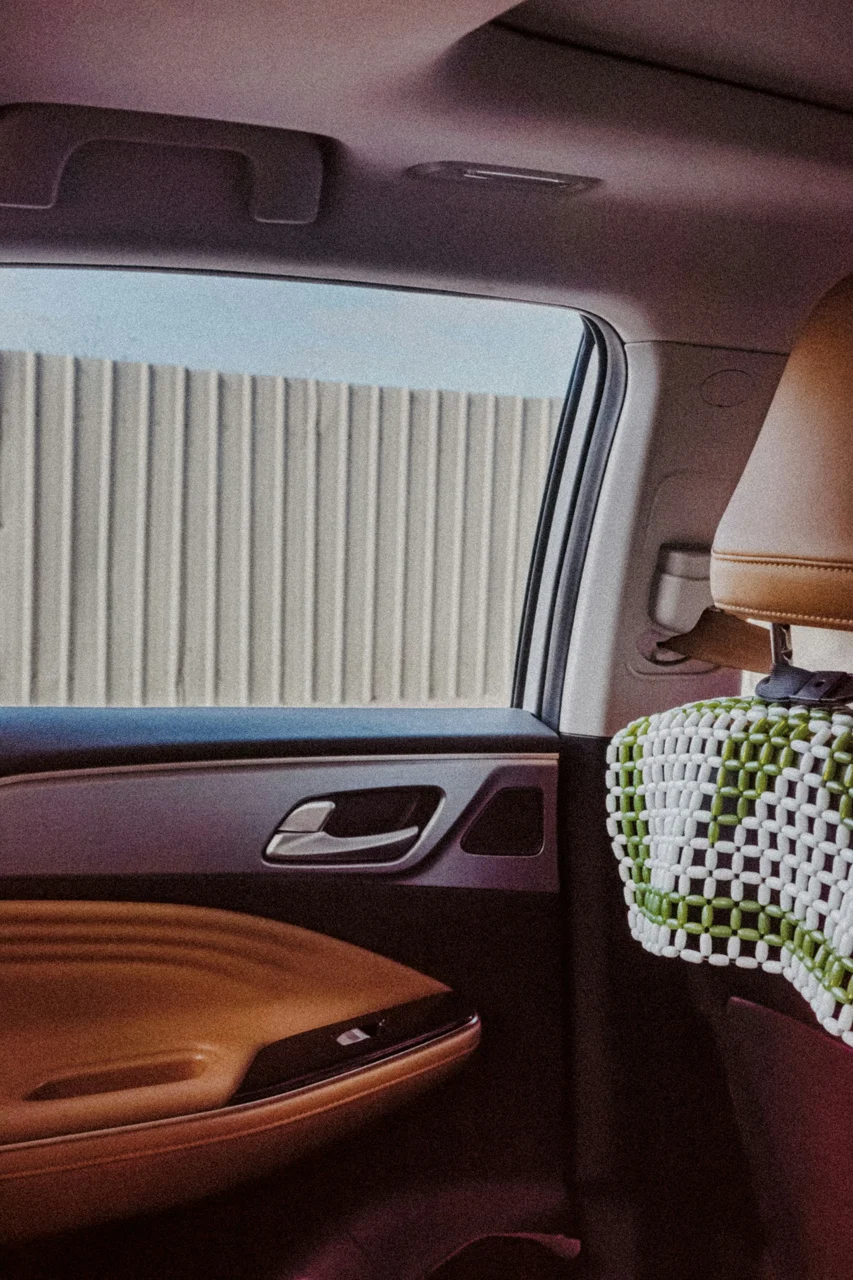 乗用車の座席と窓が見える素材写真