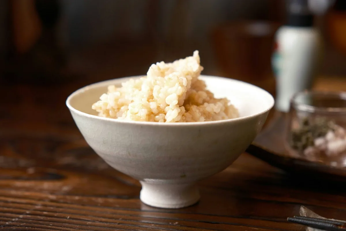 茶碗によそったごはんと箸
