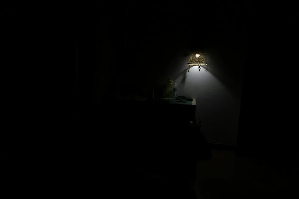 暗い部屋にともる小さな明かり