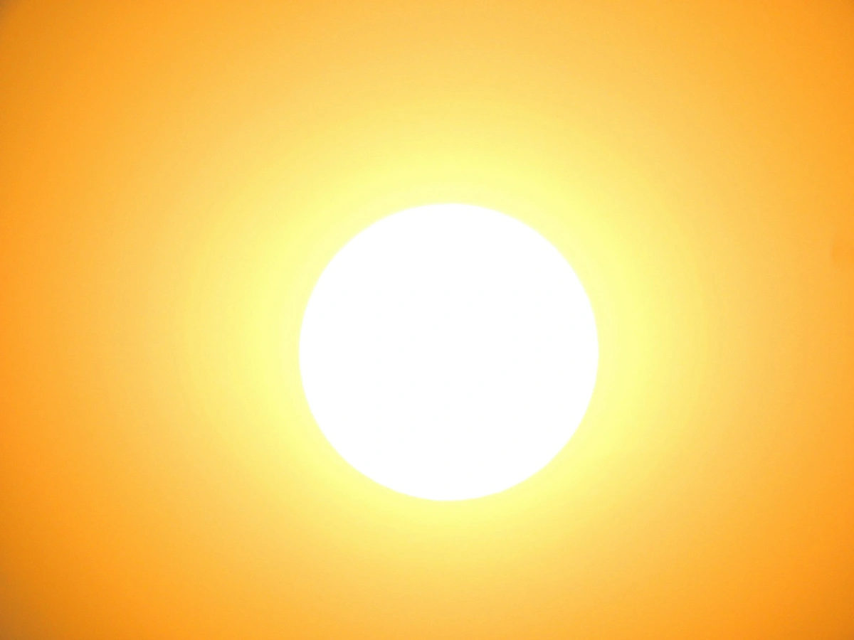 真夏の空に照りつける太陽