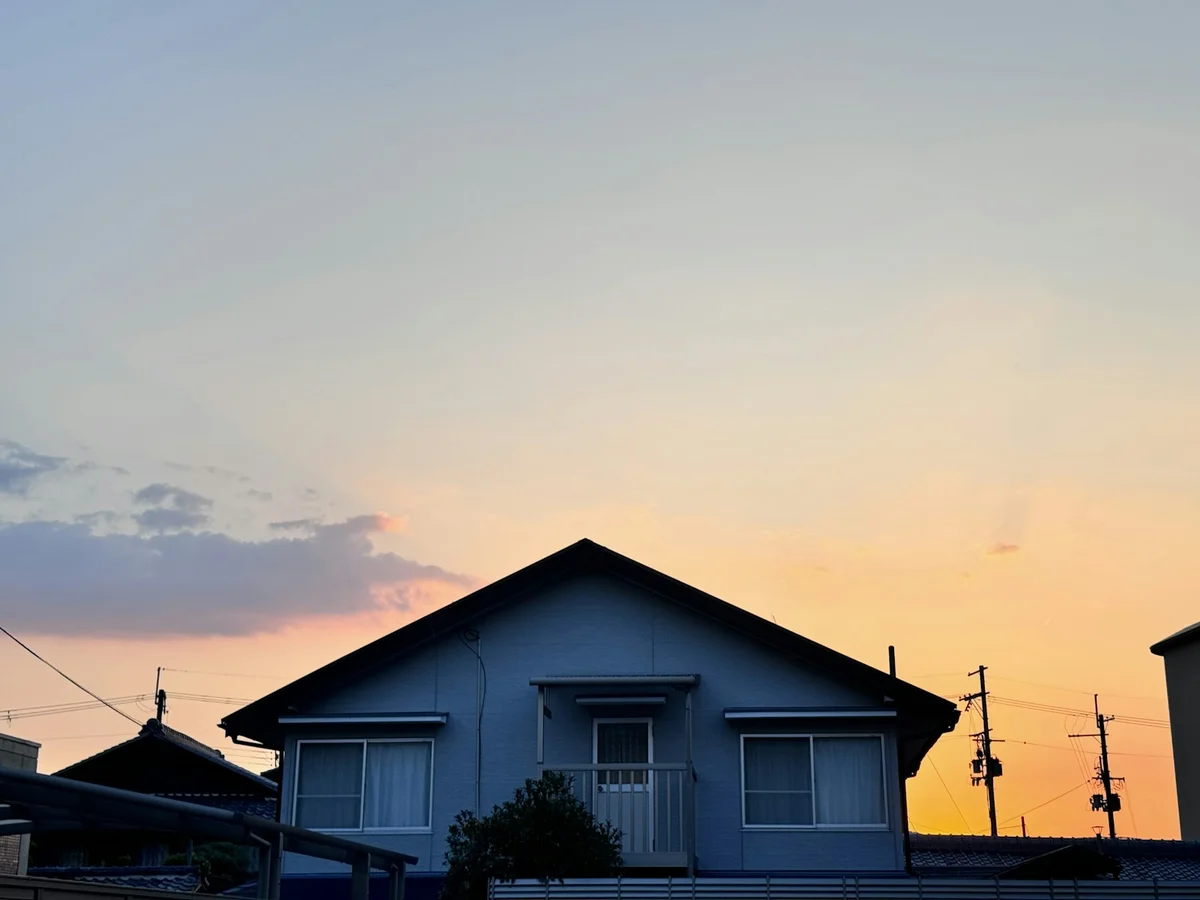 夏の夕暮れの住宅街