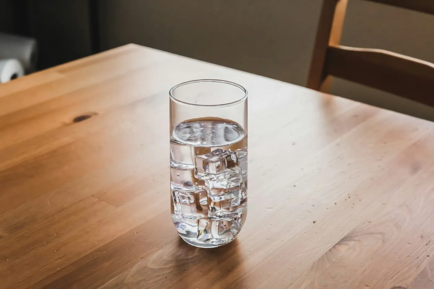 テーブルに置かれた水のグラス