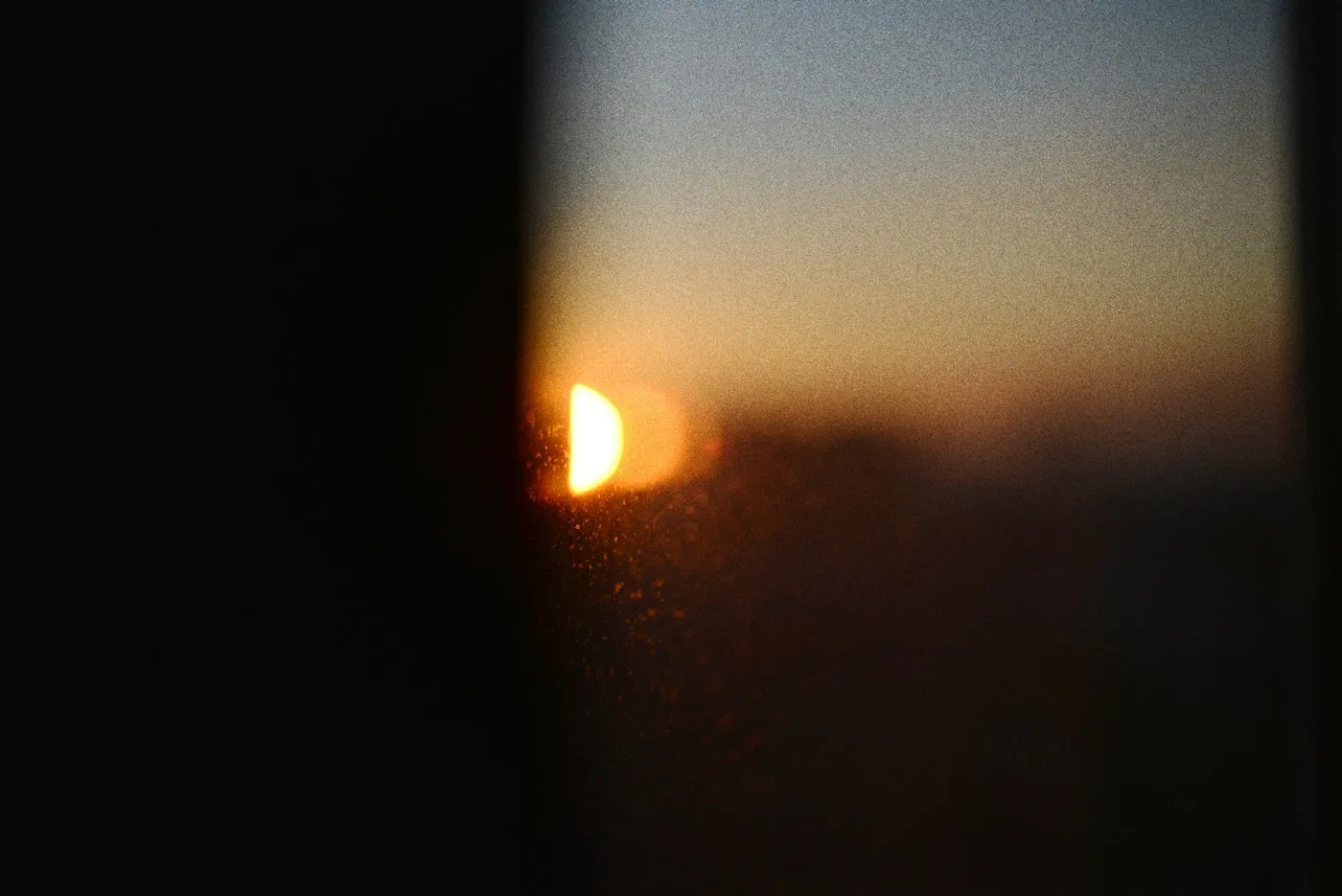 夕暮れの窓の外