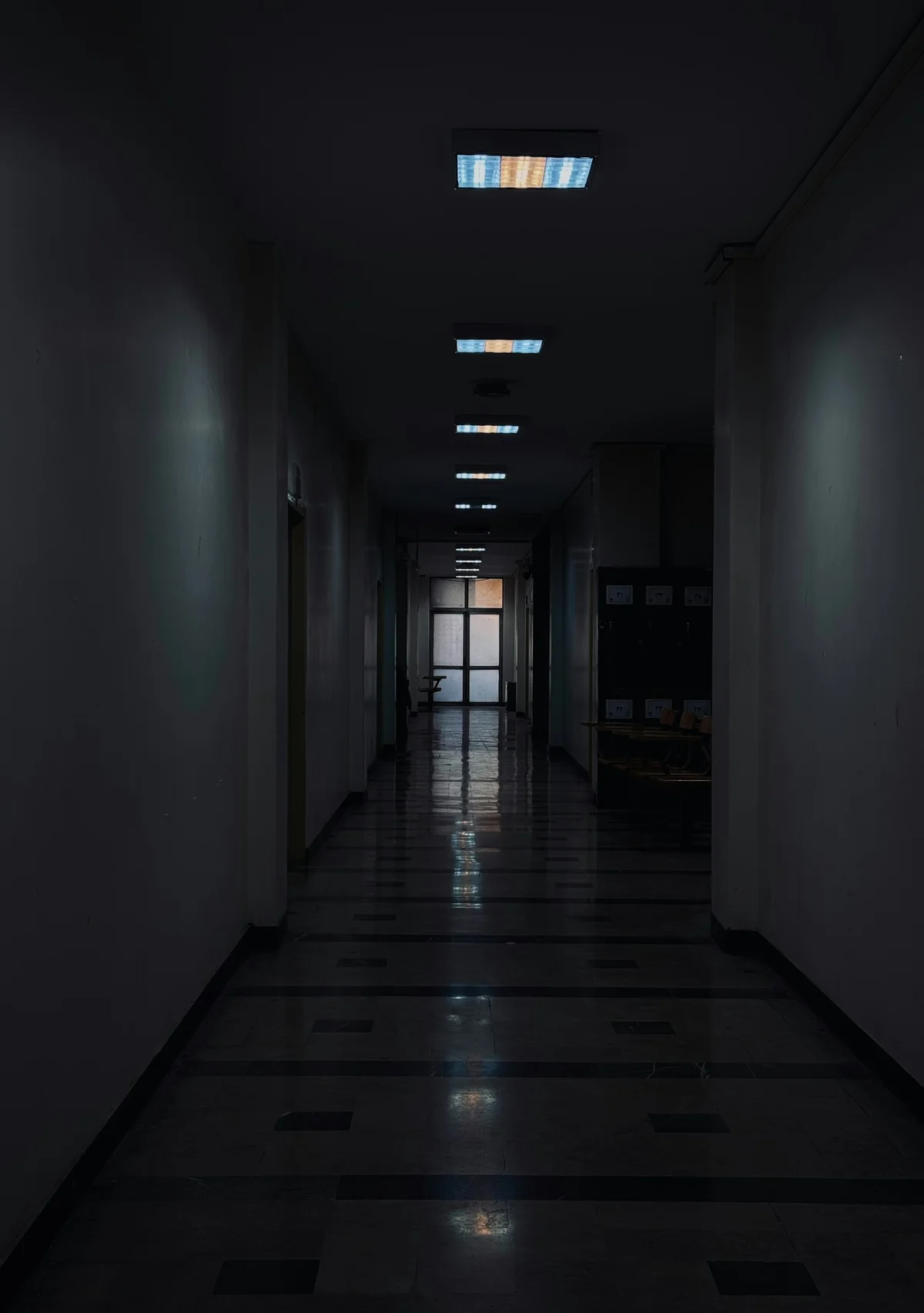 夜間の薄暗い廊下