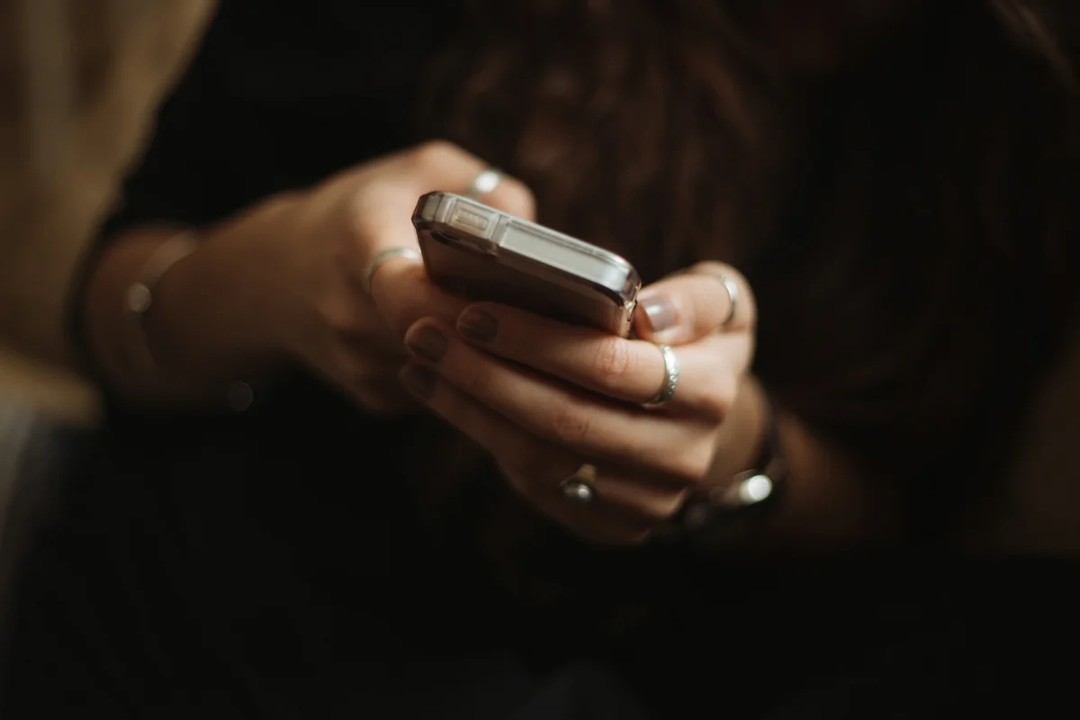 スマートフォンで電話をかける手元