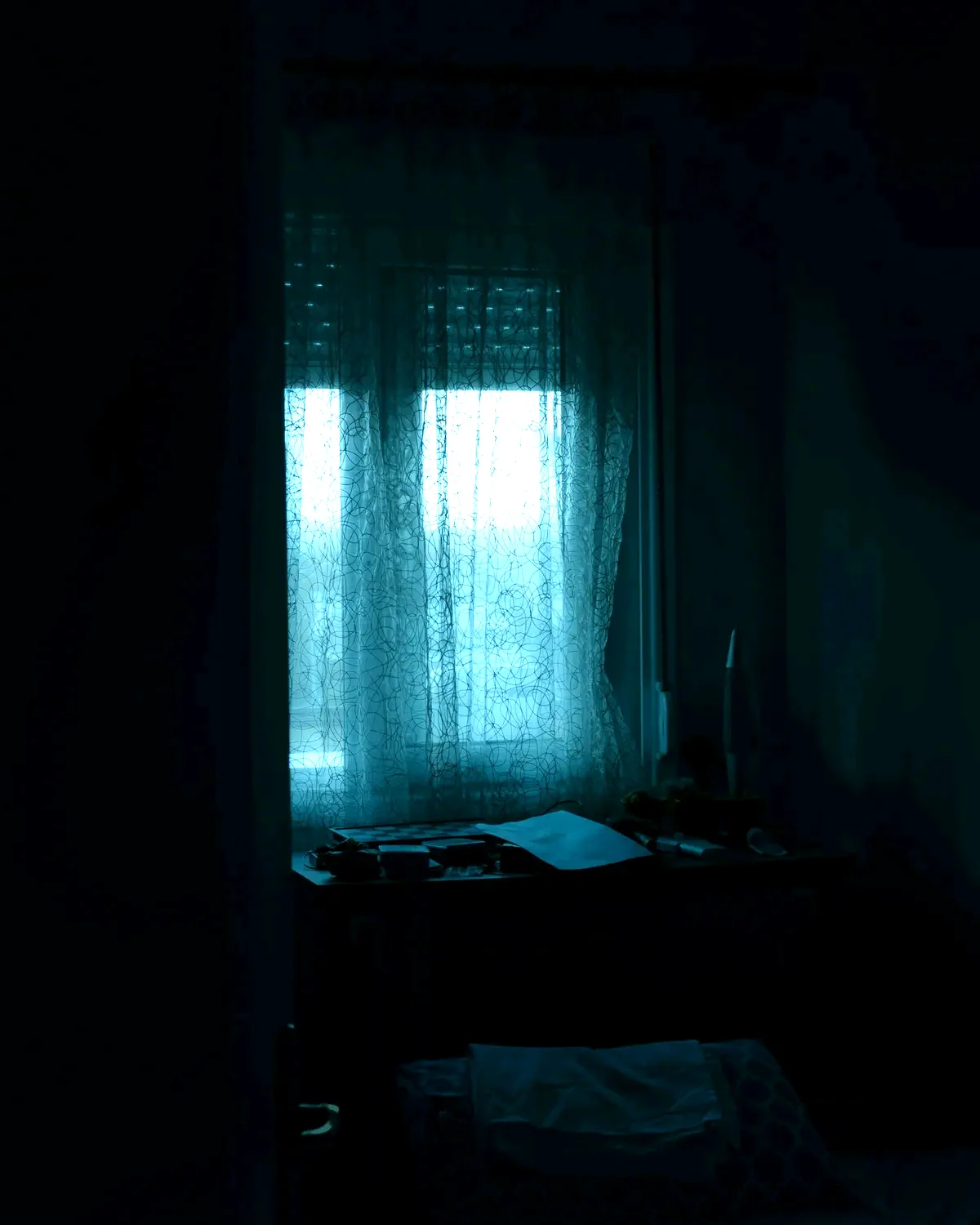 夜の窓辺