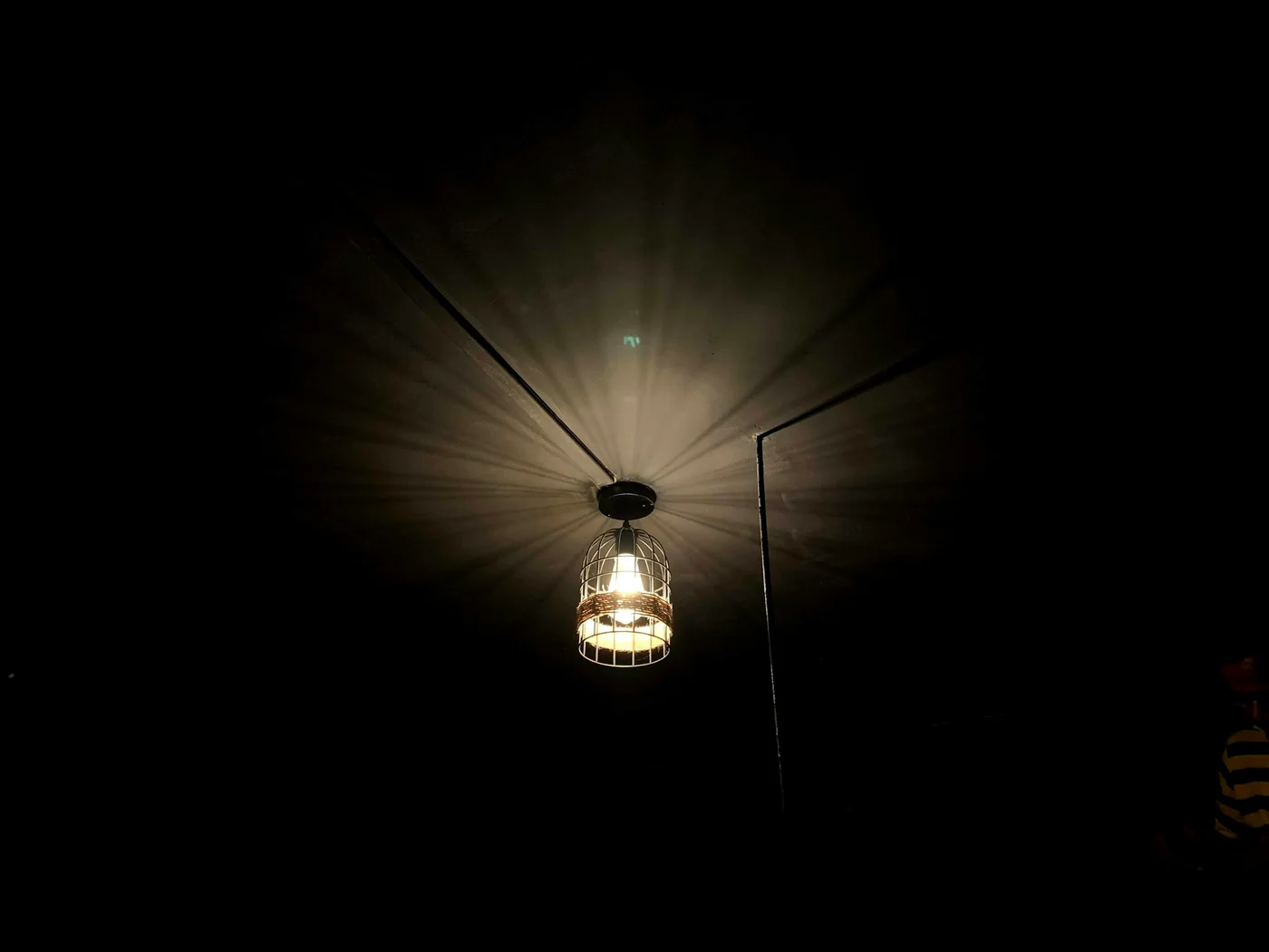 暗い部屋の裸電球