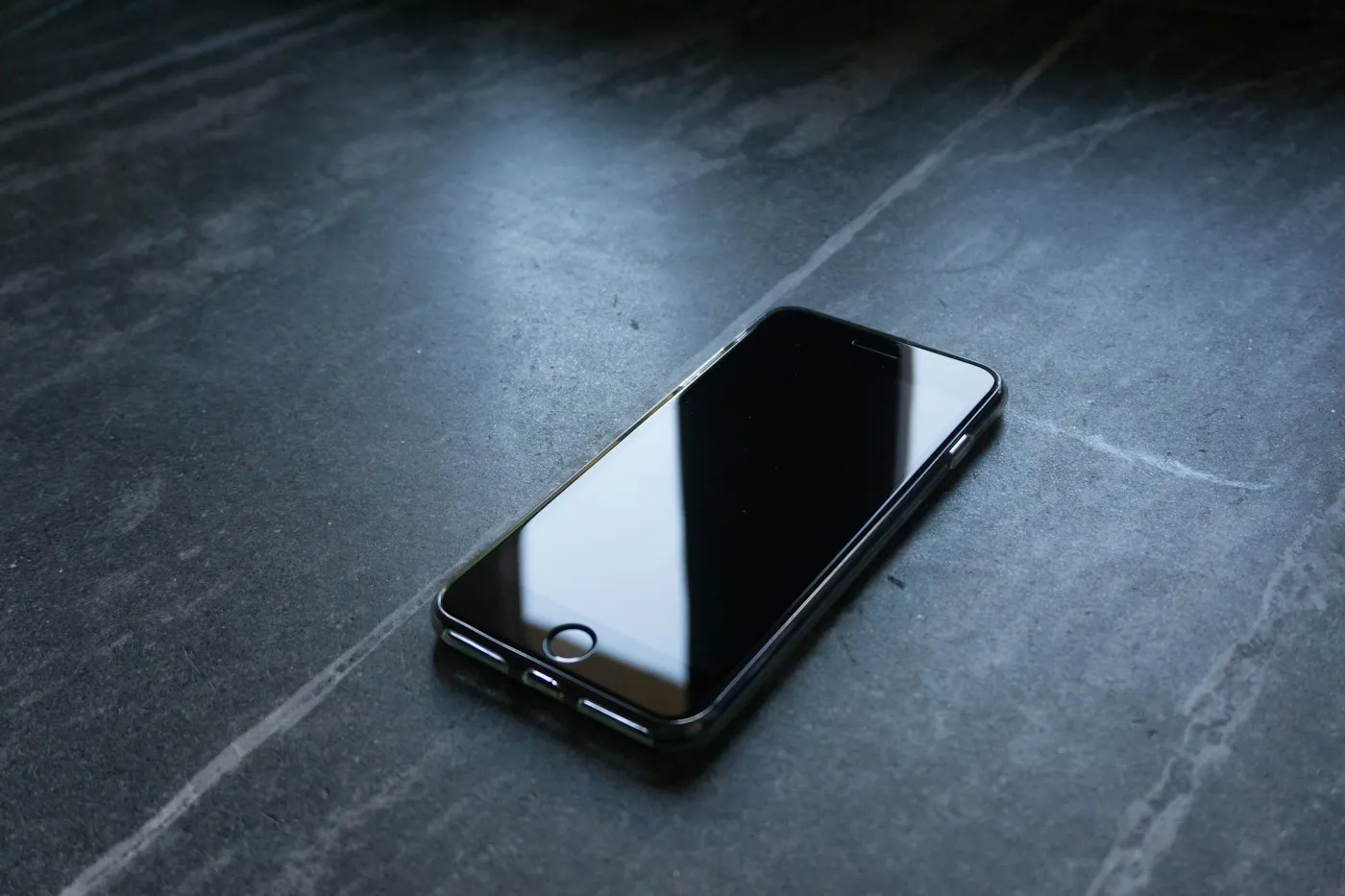 画面の消えたスマートフォン
