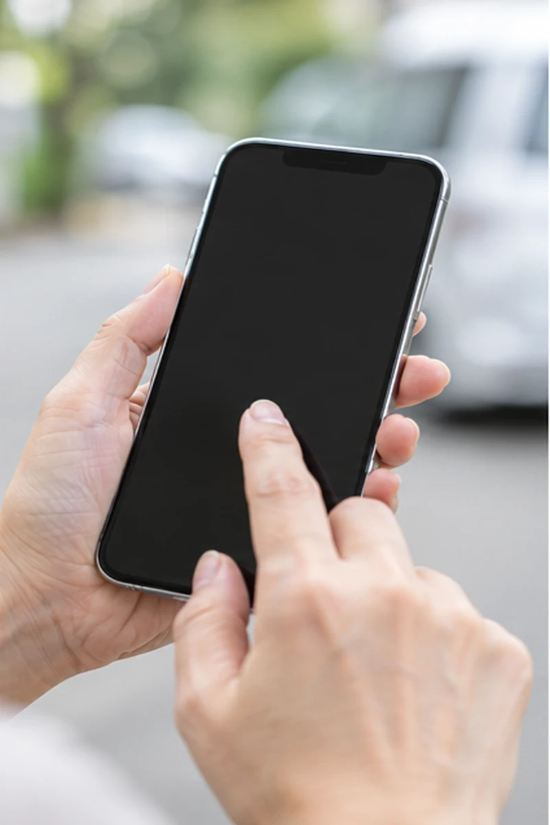 画面を伏せたスマートフォンで119番通報を始めるAI生成イメージ