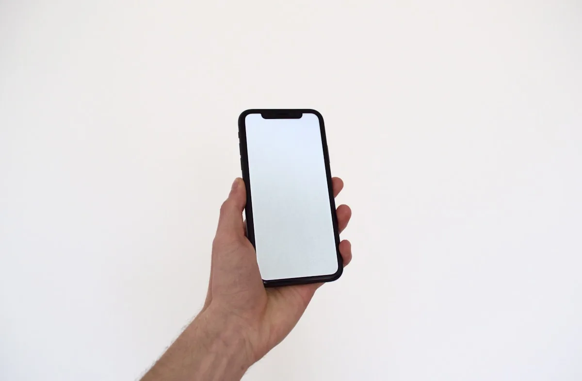 スマートフォンを手に持っている
