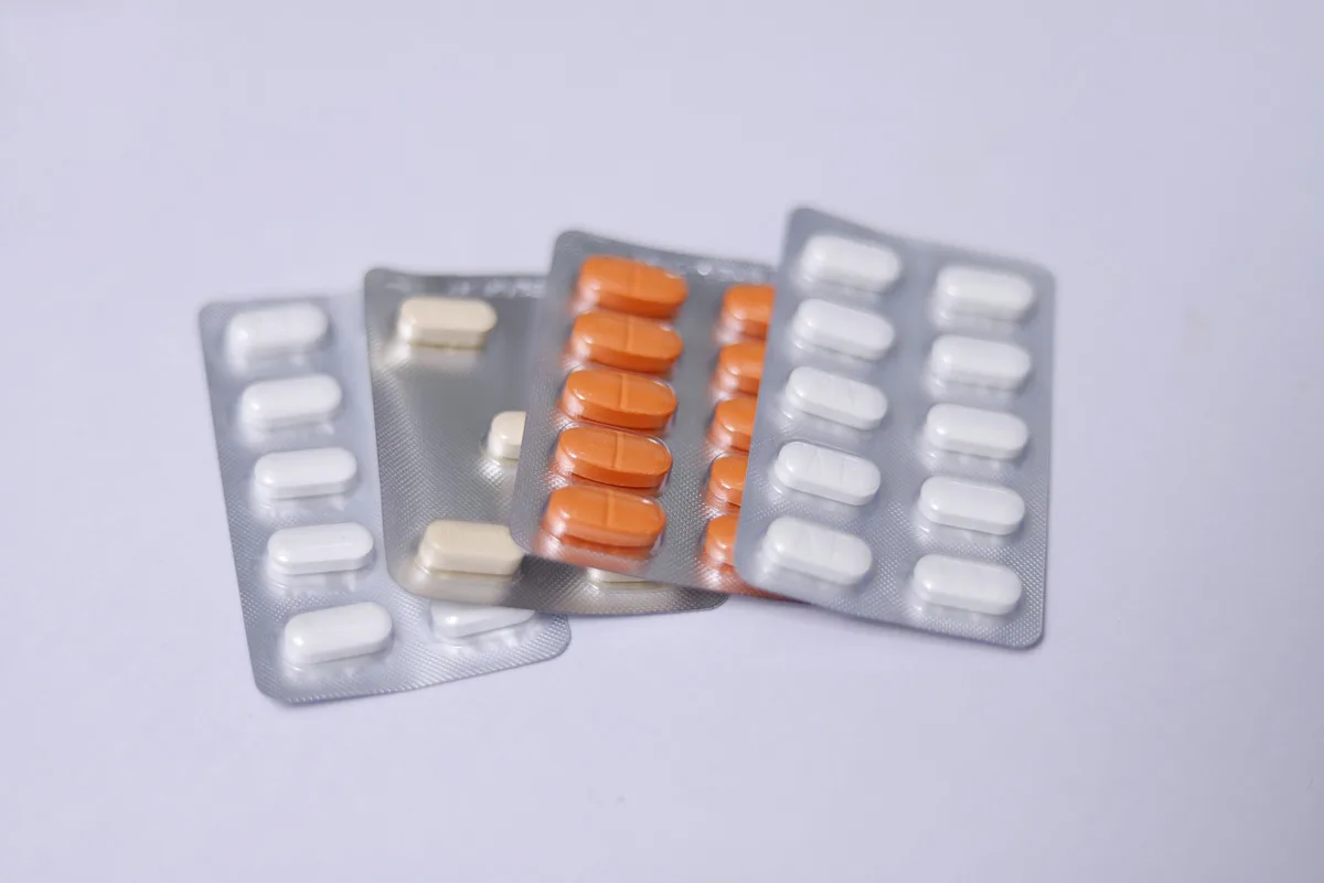 重ねて置かれた数種類の錠剤のシート