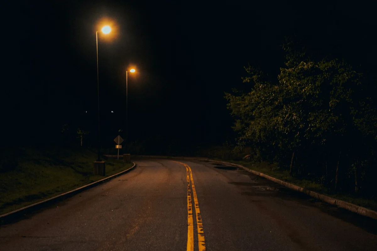 街灯だけが灯る夜の道路