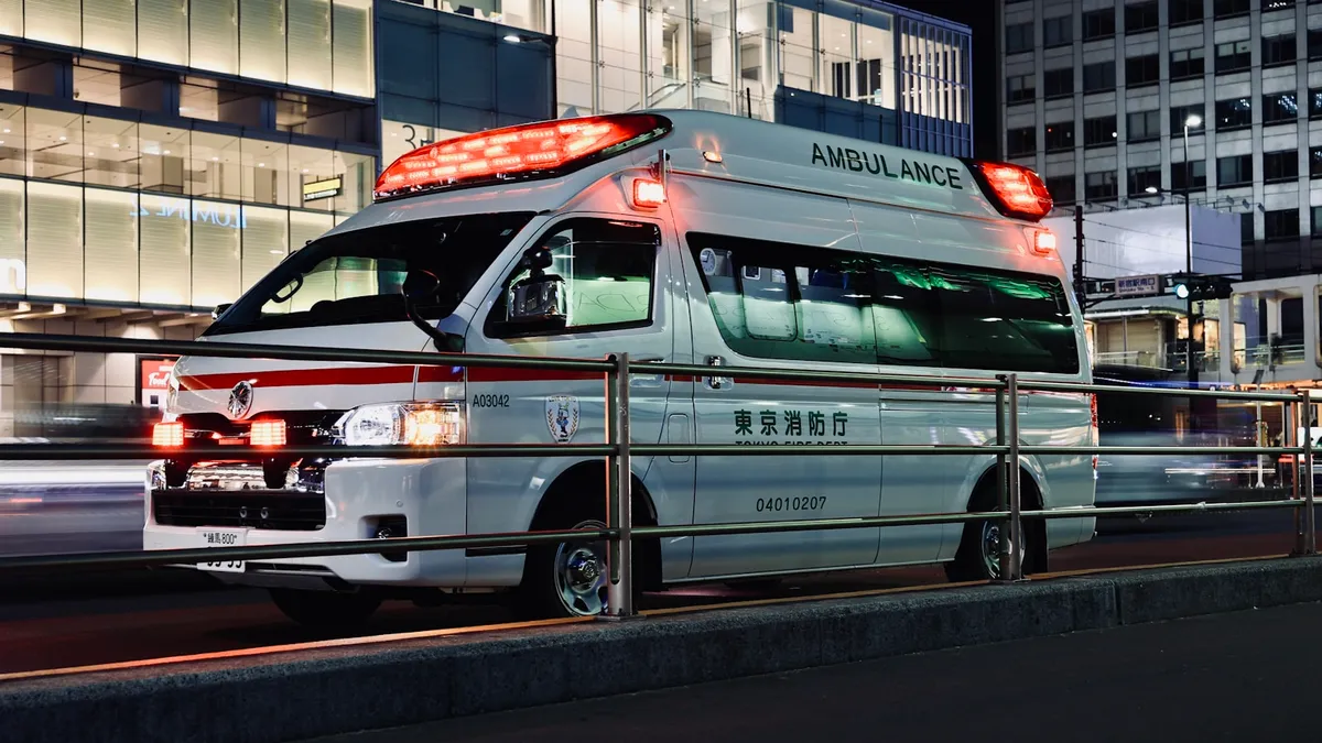 夜間に出動する救急車