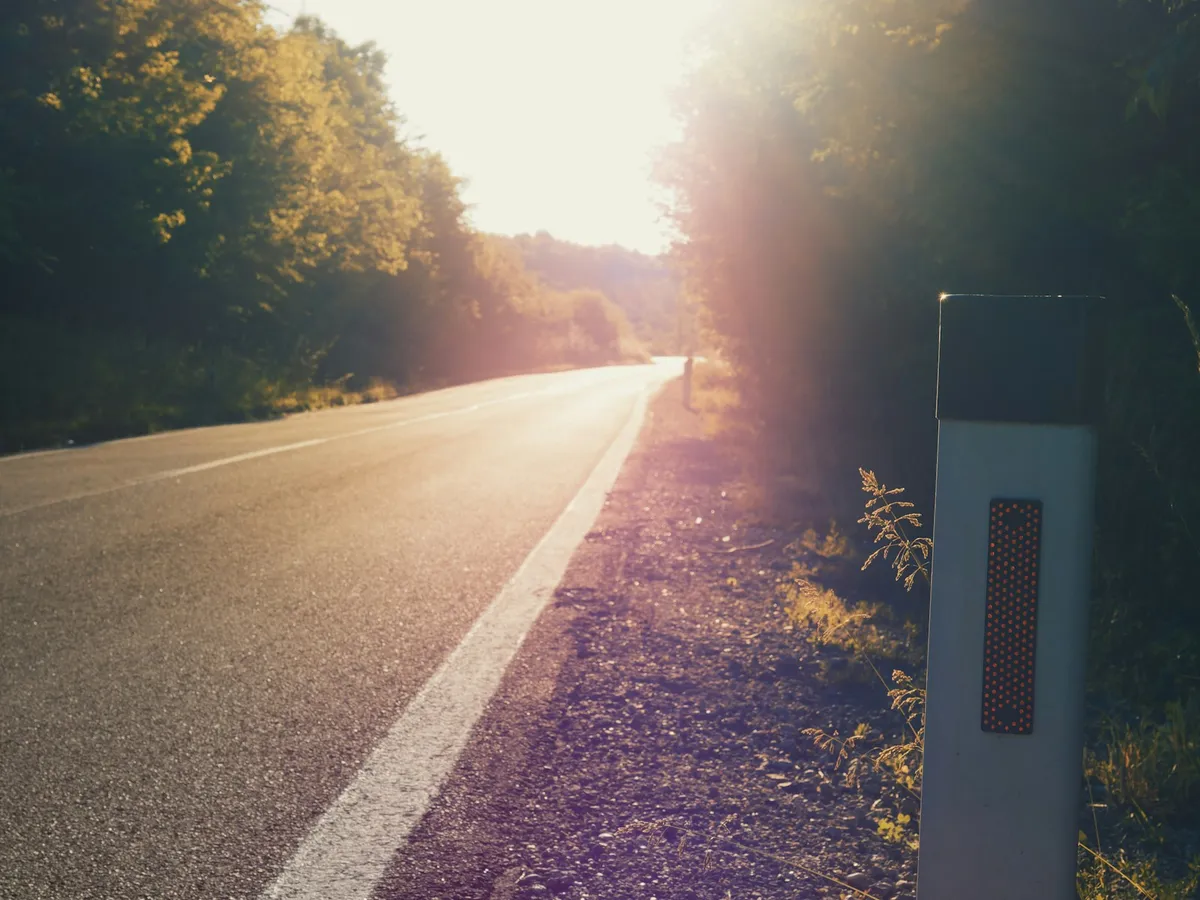 夏の強い日差しの道路