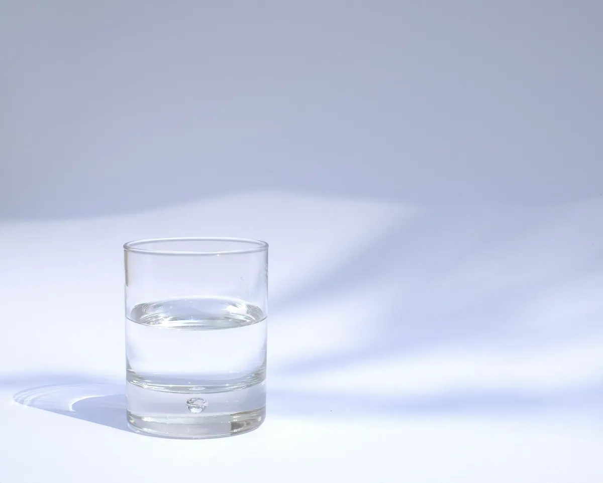 コップ一杯の水