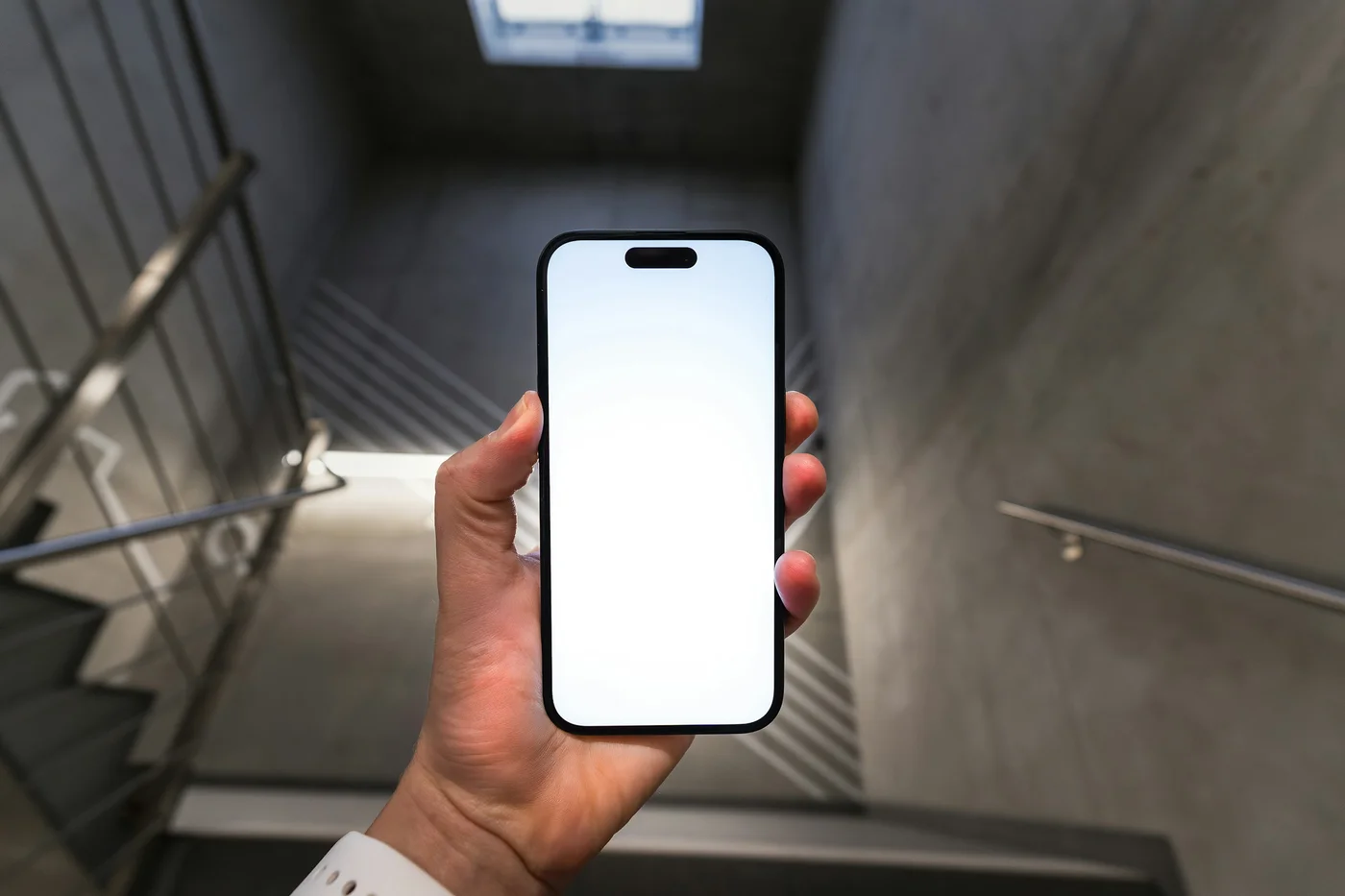 片手でスマートフォンを持っている手元