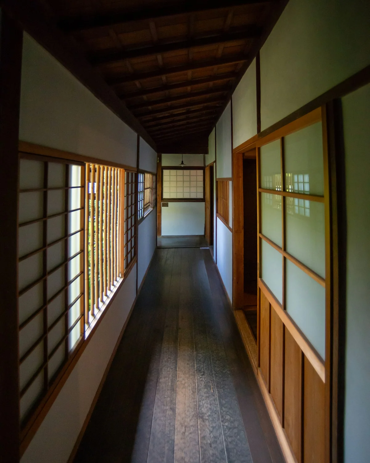 日本家屋の板張りの廊下