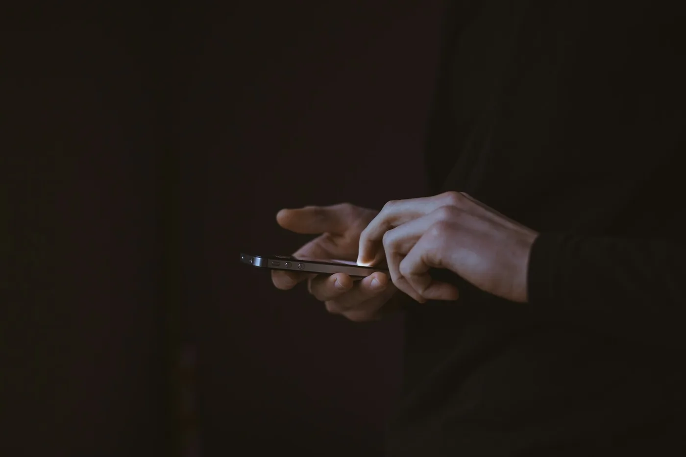 スマートフォンを操作する手
