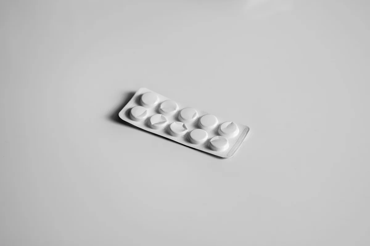 台紙に錠剤が並んだ一包のシート