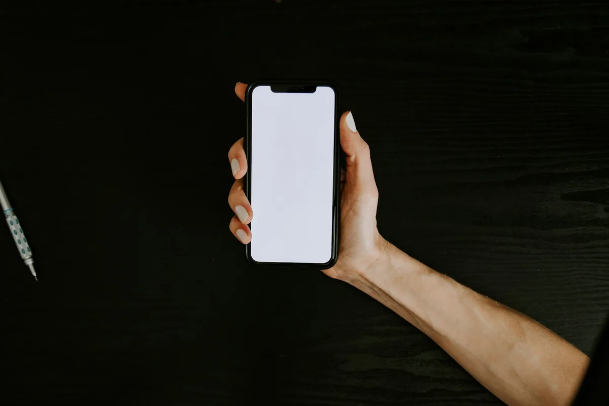 スマートフォンを手に持っている