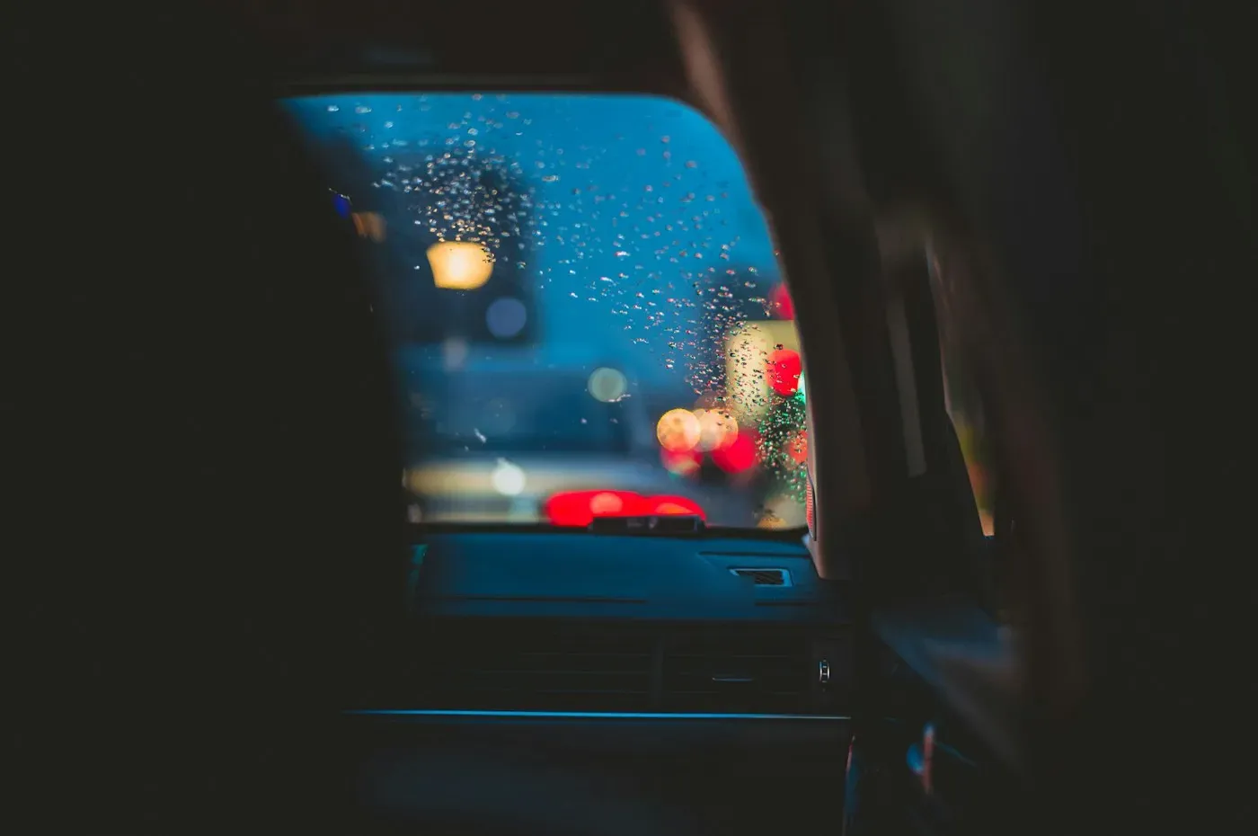 雨の夜、車内から見た街の灯り