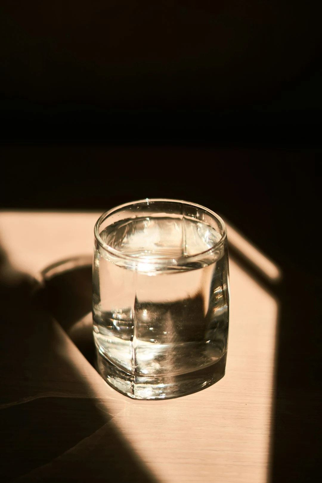窓辺に置かれた水のグラス