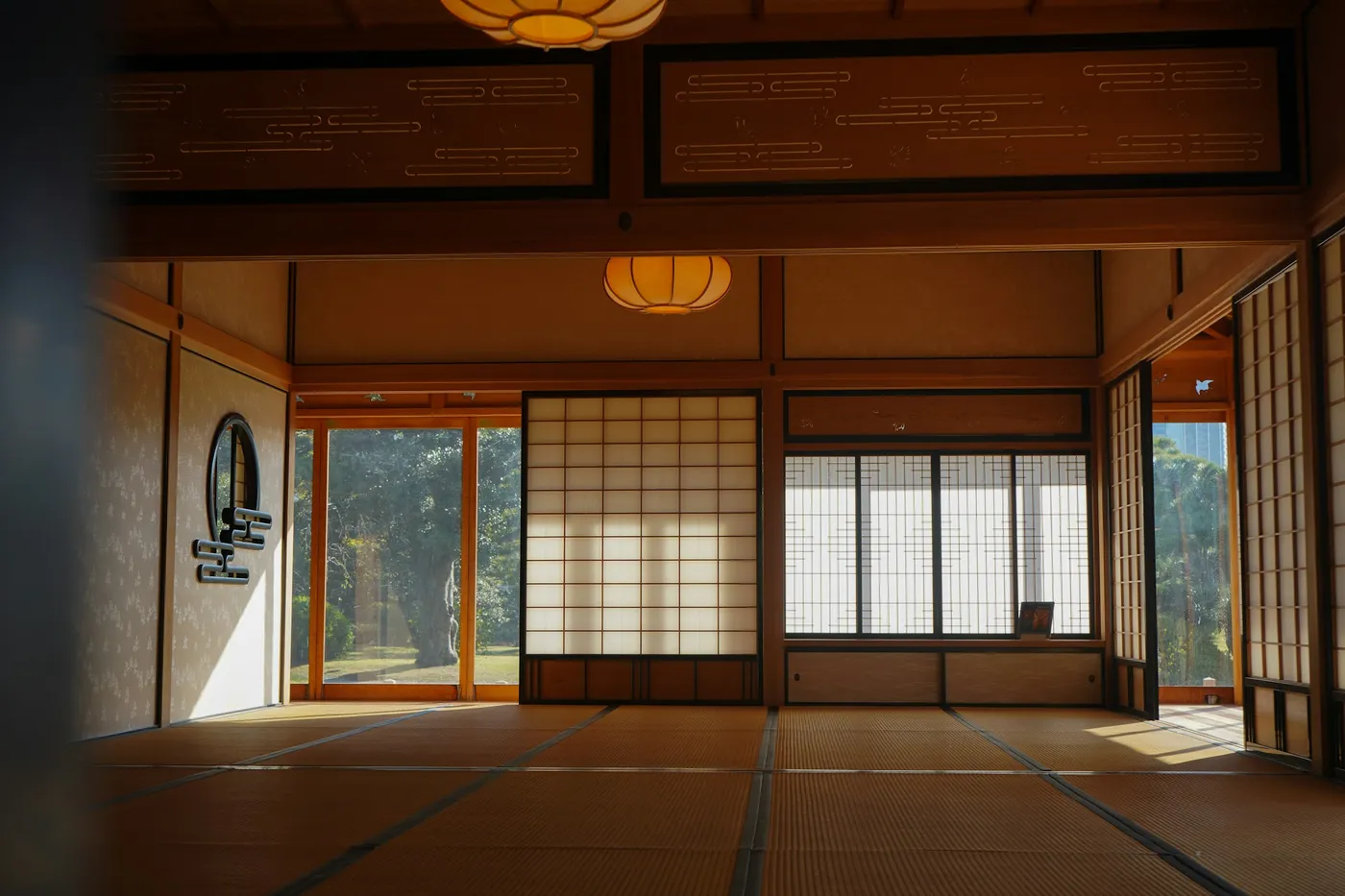 障子と窓から光が差す、無人の和室