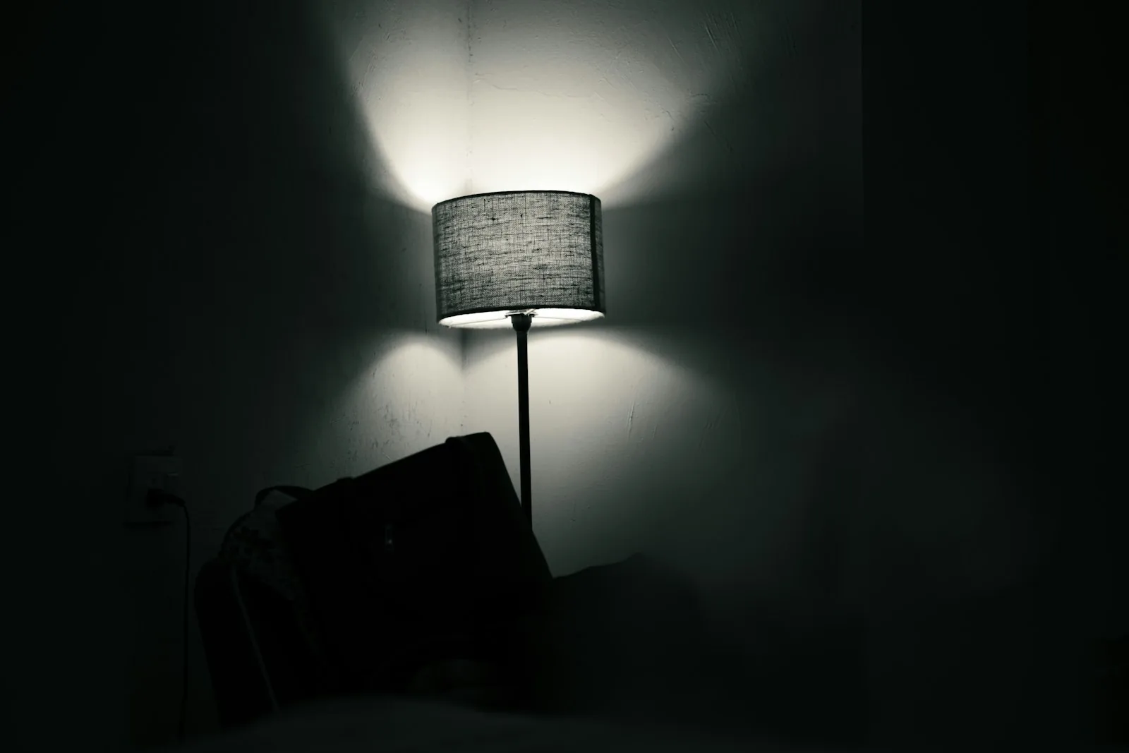 暗い部屋の壁を照らす、ひとつの明かり