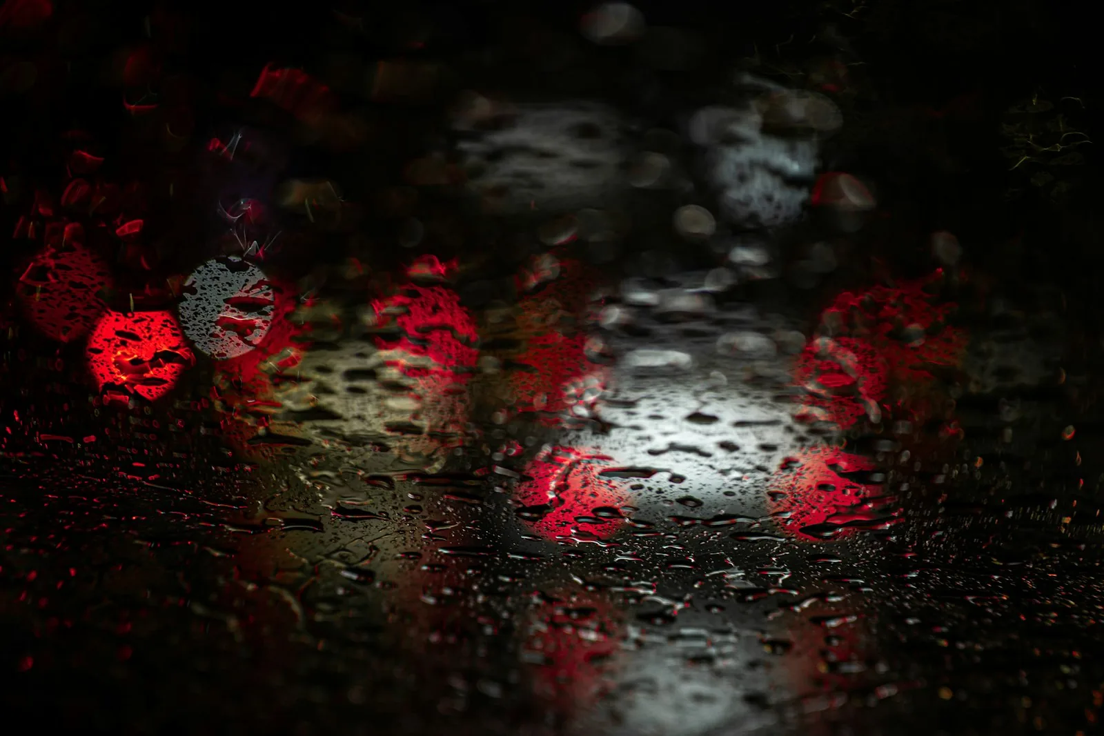 雨の窓越しに、光がにじんで見える