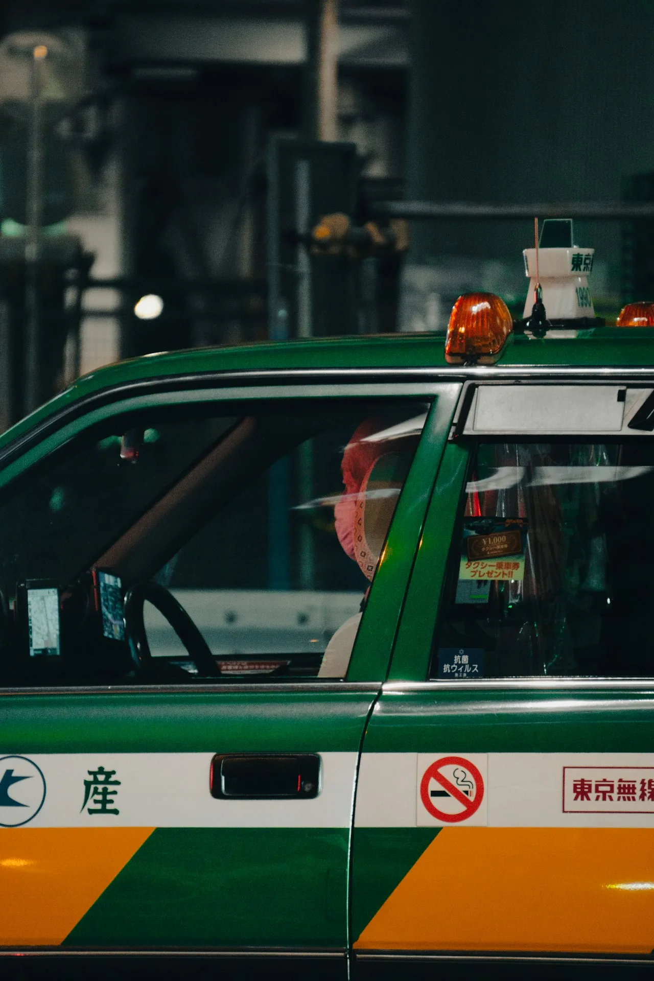 夜間の救急車と出動する隊員のイメージ