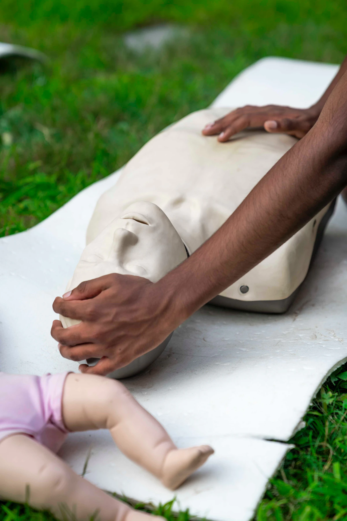 胸骨圧迫（CPR）のトレーニングをしているイメージ
