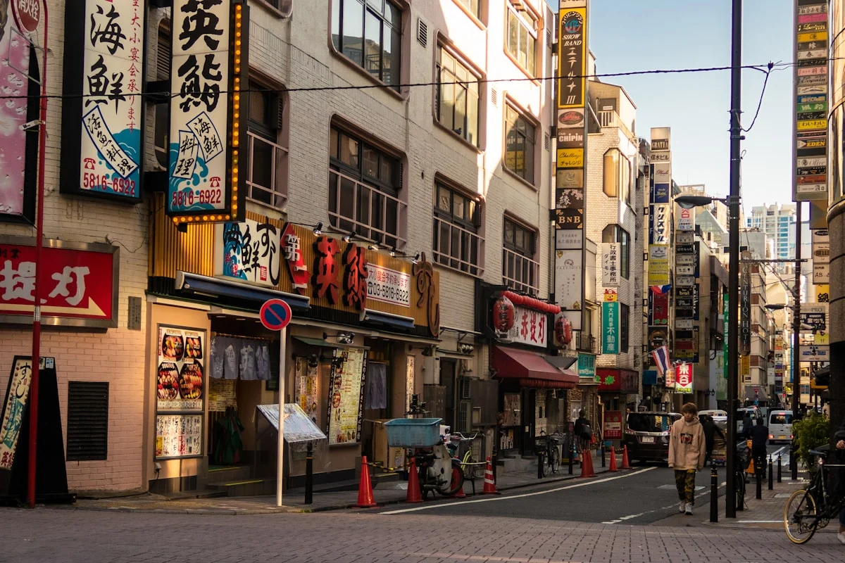 明るい街中で安心して歩いている人々のイメージ