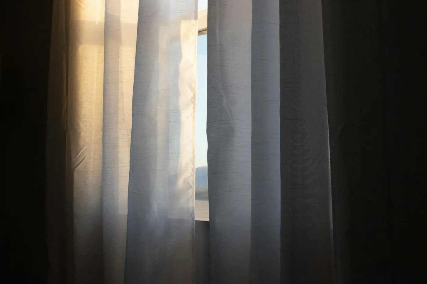 カーテン越しの午後の光