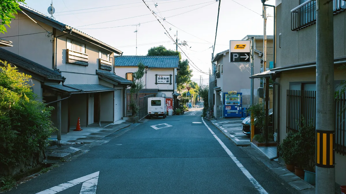 「ゴミを出しに行っただけなのに」——夏の朝、70代男性が路上で倒れた。起床直後の脱水という落とし穴