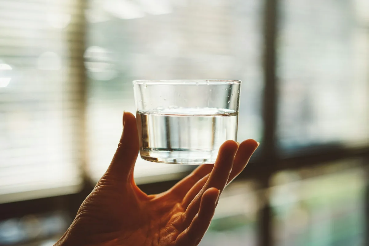 起きてすぐコップ一杯の水を飲む習慣